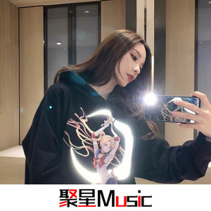 两个肥奶被揉出奶水
